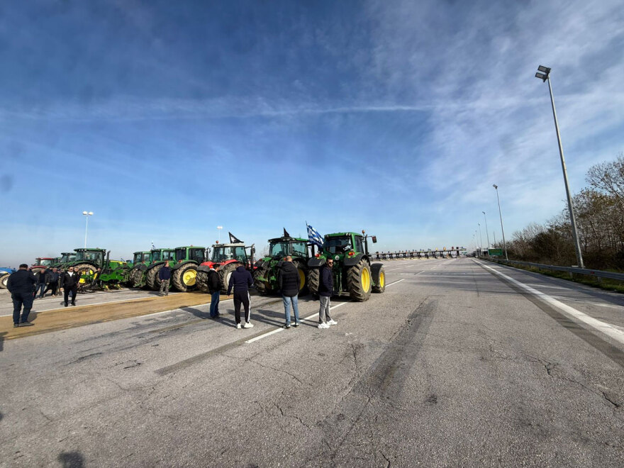 Οι αγρότες έκλεισαν και τα δύο ρεύματα κυκλοφορίας στα διόδια των Μαλγάρων, δείτε εικόνες