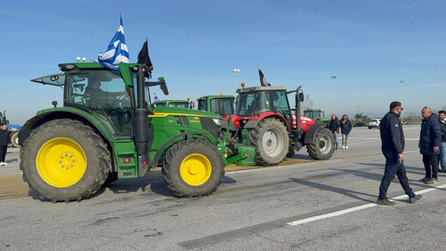 Οι αγρότες έκλεισαν και τα δύο ρεύματα κυκλοφορίας στα διόδια των Μαλγάρων, δείτε εικόνες
