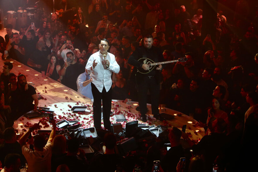 «Είμαι ο Γιώργος ο Μαζωνάκης ο αληθινός»: Όσα συνέβησαν στην πρεμιέρα του στη σκιά της καταγγελίας του 22χρονου, δείτε βίντεο