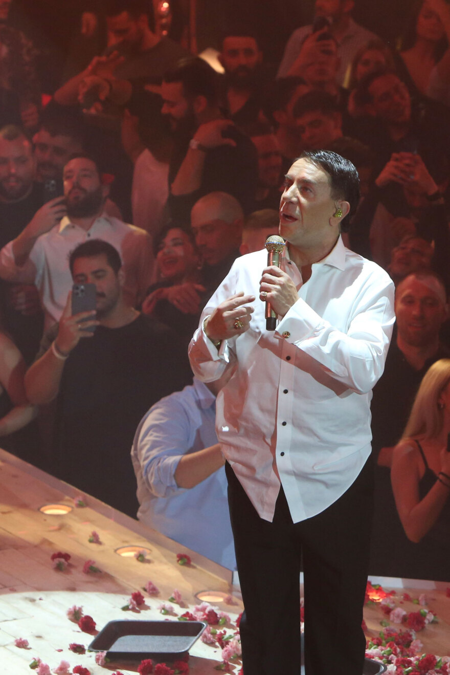 «Είμαι ο Γιώργος ο Μαζωνάκης ο αληθινός»: Όσα συνέβησαν στην πρεμιέρα του στη σκιά της καταγγελίας του 22χρονου, δείτε βίντεο