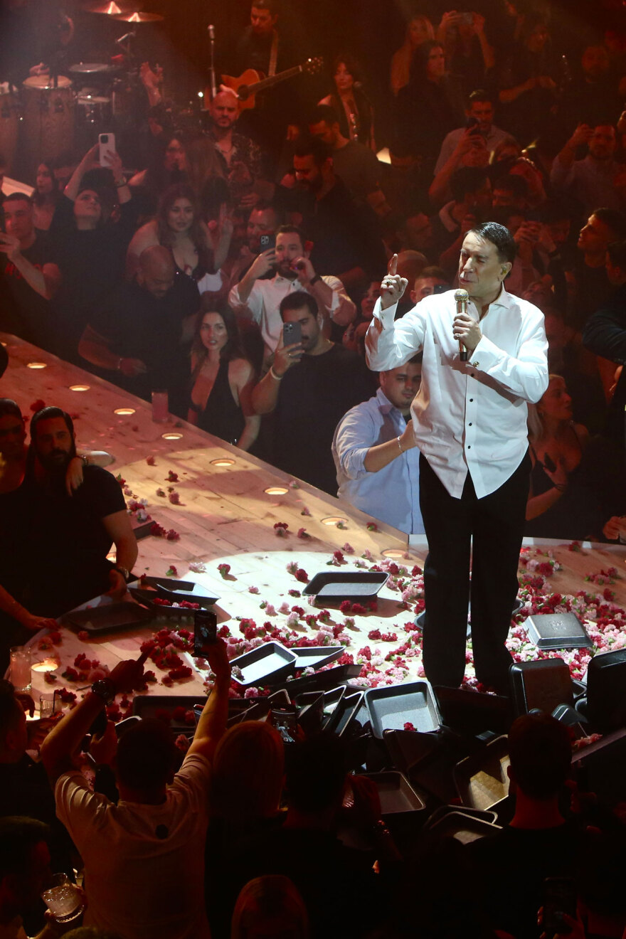 «Είμαι ο Γιώργος ο Μαζωνάκης ο αληθινός»: Όσα συνέβησαν στην πρεμιέρα του στη σκιά της καταγγελίας του 22χρονου, δείτε βίντεο