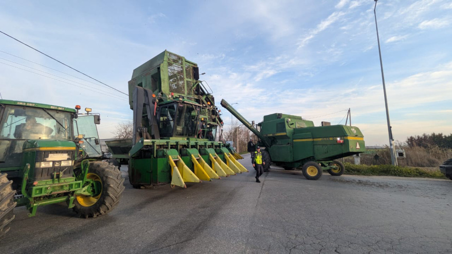 Οι αγρότες έκλεισαν την νέα γέφυρα της Χαλκίδας και παραδρόμους της ΠΑΘΕ, δείτε βίντεο