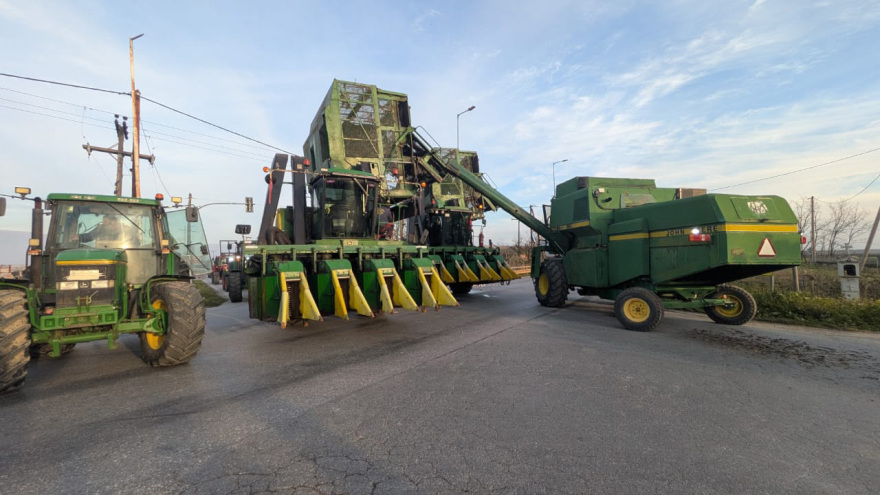 Οι αγρότες έκλεισαν την νέα γέφυρα της Χαλκίδας και παραδρόμους της ΠΑΘΕ, δείτε βίντεο