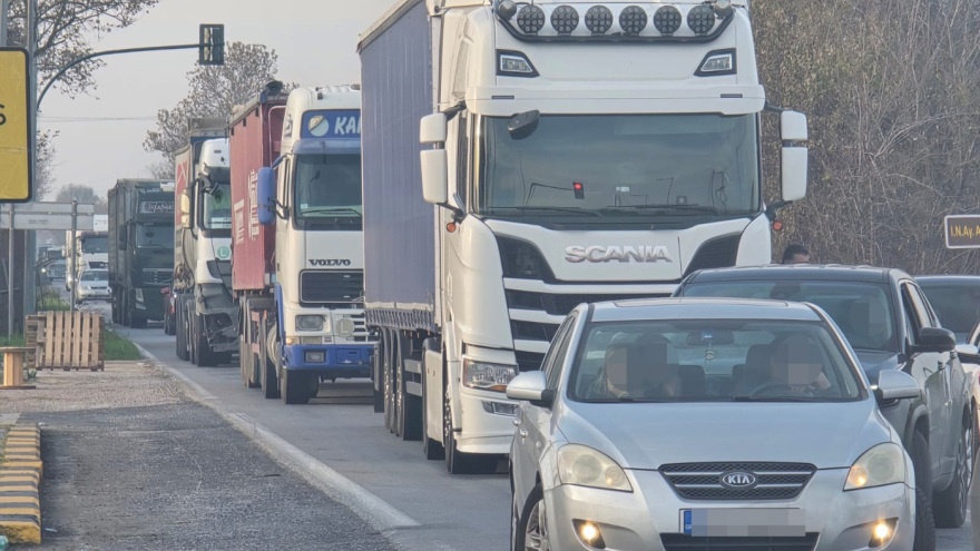 Οι αγρότες έκλεισαν την νέα γέφυρα της Χαλκίδας και παραδρόμους της ΠΑΘΕ, δείτε βίντεο