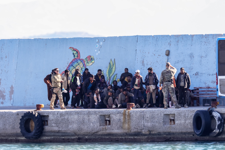 Στην Αγία Γαλήνη συγκεντρώθηκαν οι 545 παράνομοι μετανάστες που διασώθηκαν ανοιχτά της Γαύδου, δείτε φωτογραφίες