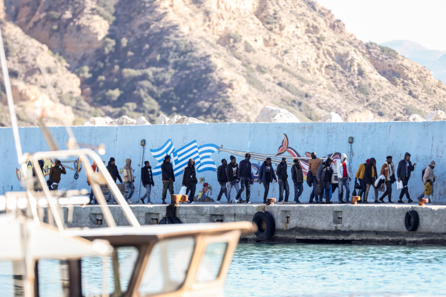 Στην Αγία Γαλήνη συγκεντρώθηκαν οι 545 παράνομοι μετανάστες που διασώθηκαν ανοιχτά της Γαύδου, δείτε φωτογραφίες