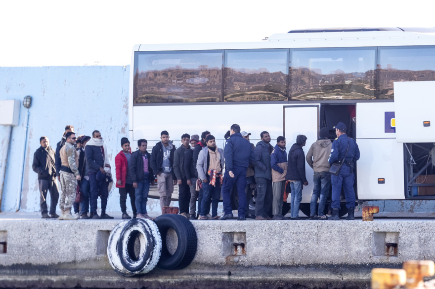 Στην Αγία Γαλήνη συγκεντρώθηκαν οι 545 παράνομοι μετανάστες που διασώθηκαν ανοιχτά της Γαύδου, δείτε φωτογραφίες