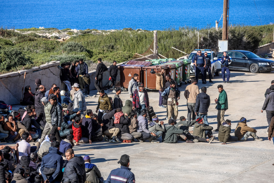 Στην Αγία Γαλήνη συγκεντρώθηκαν οι 545 παράνομοι μετανάστες που διασώθηκαν ανοιχτά της Γαύδου, δείτε φωτογραφίες