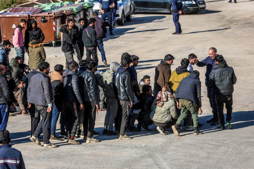 Στην Αγία Γαλήνη συγκεντρώθηκαν οι 545 παράνομοι μετανάστες που διασώθηκαν ανοιχτά της Γαύδου, δείτε φωτογραφίες