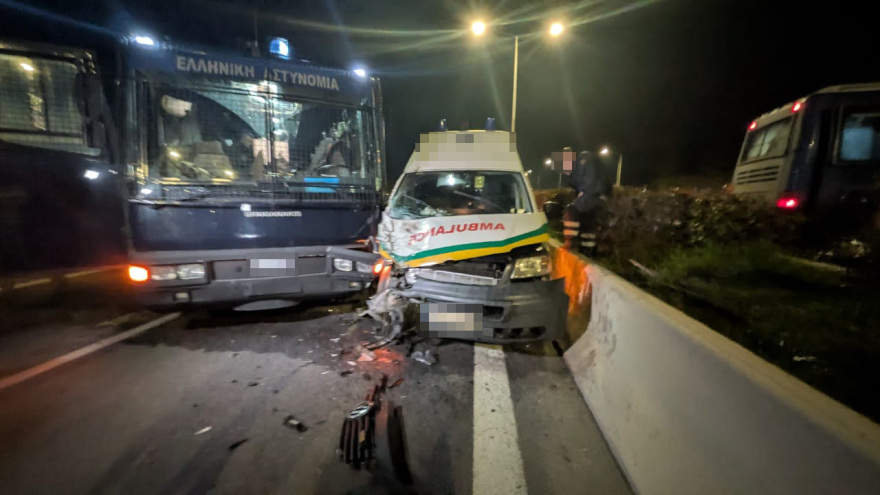 Σοβαρό ατύχημα στον Πλατύκαμπο Λάρισας: Ασθενοφόρο έπεσε πάνω σε κλούβα της Αστυνομίας, δείτε φωτογραφίες