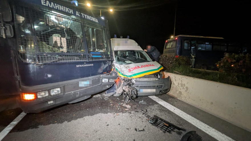 Σοβαρό ατύχημα στον Πλατύκαμπο Λάρισας: Ασθενοφόρο έπεσε πάνω σε κλούβα της Αστυνομίας, δείτε φωτογραφίες