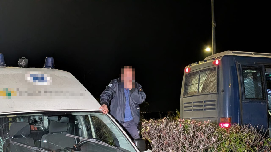 Σοβαρό ατύχημα στον Πλατύκαμπο Λάρισας: Ασθενοφόρο έπεσε πάνω σε κλούβα της Αστυνομίας, δείτε φωτογραφίες