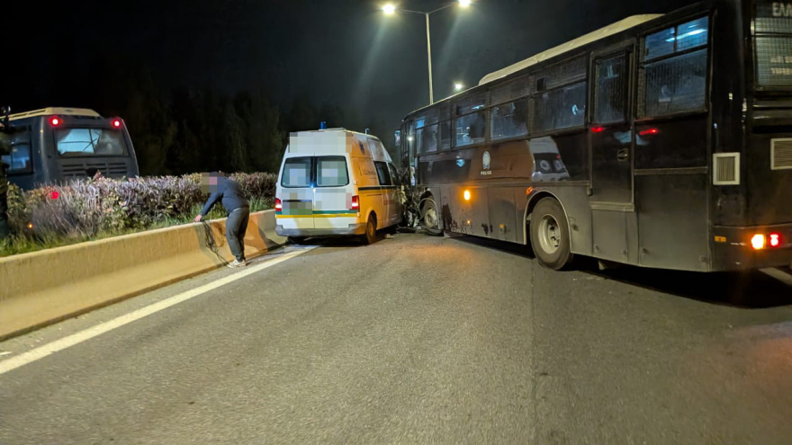 Σοβαρό ατύχημα στον Πλατύκαμπο Λάρισας: Ασθενοφόρο έπεσε πάνω σε κλούβα της Αστυνομίας, δείτε φωτογραφίες