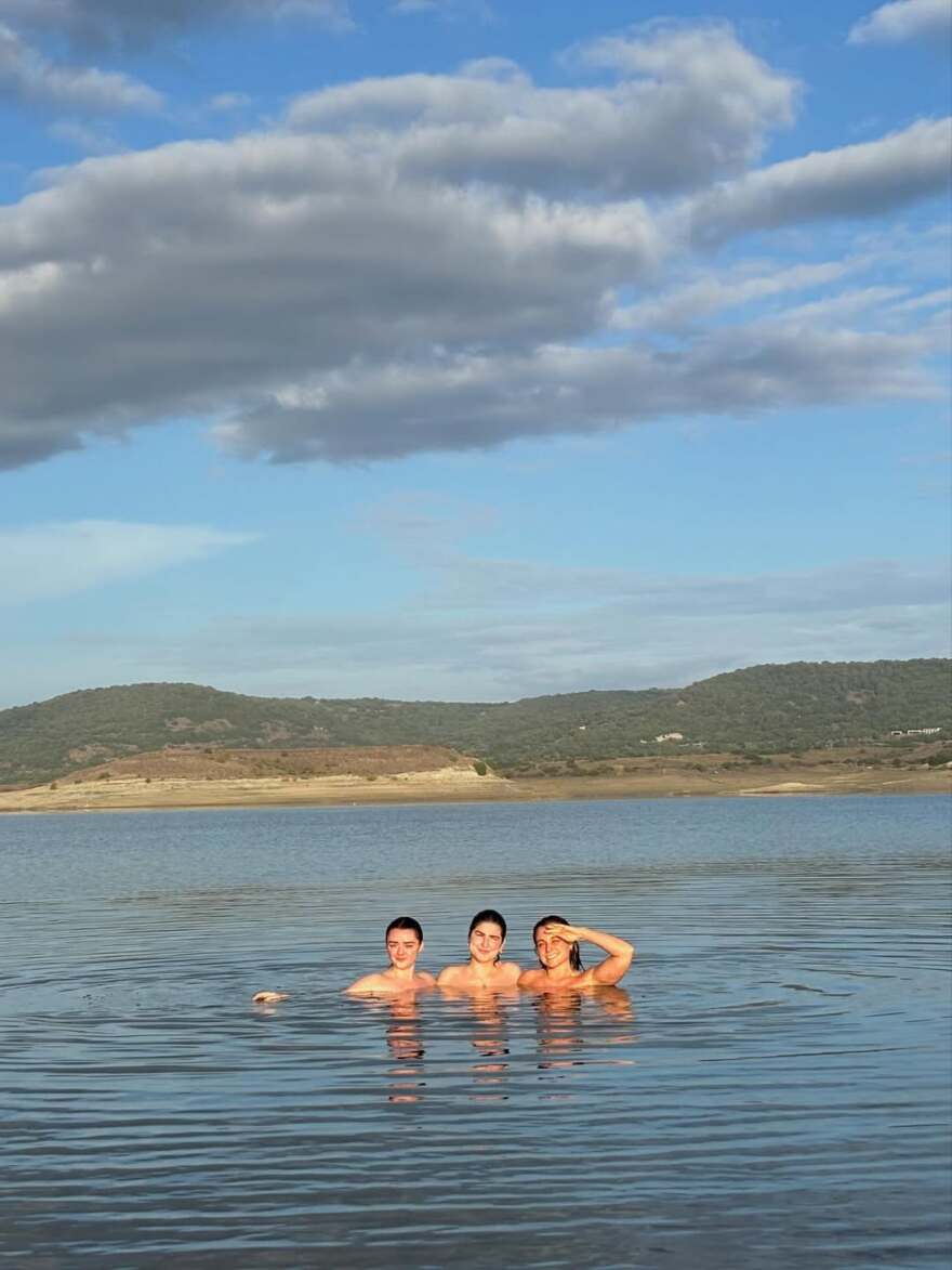 Η Μέισι Γουίλιαμς από το «Game of Thrones» κολύμπησε γυμνή σε θάλασσα στη Σαρδηνία, δείτε βίντεο