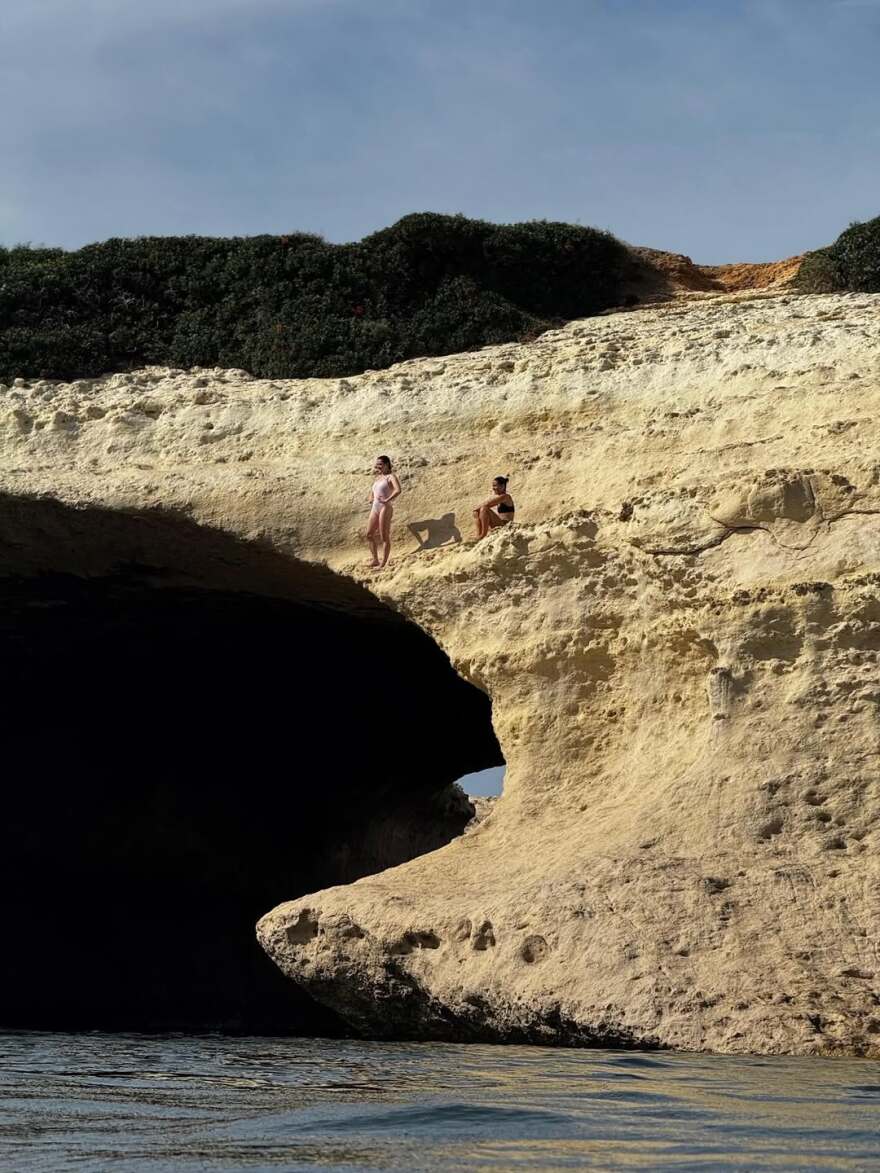 Η Μέισι Γουίλιαμς από το «Game of Thrones» κολύμπησε γυμνή σε θάλασσα στη Σαρδηνία, δείτε βίντεο