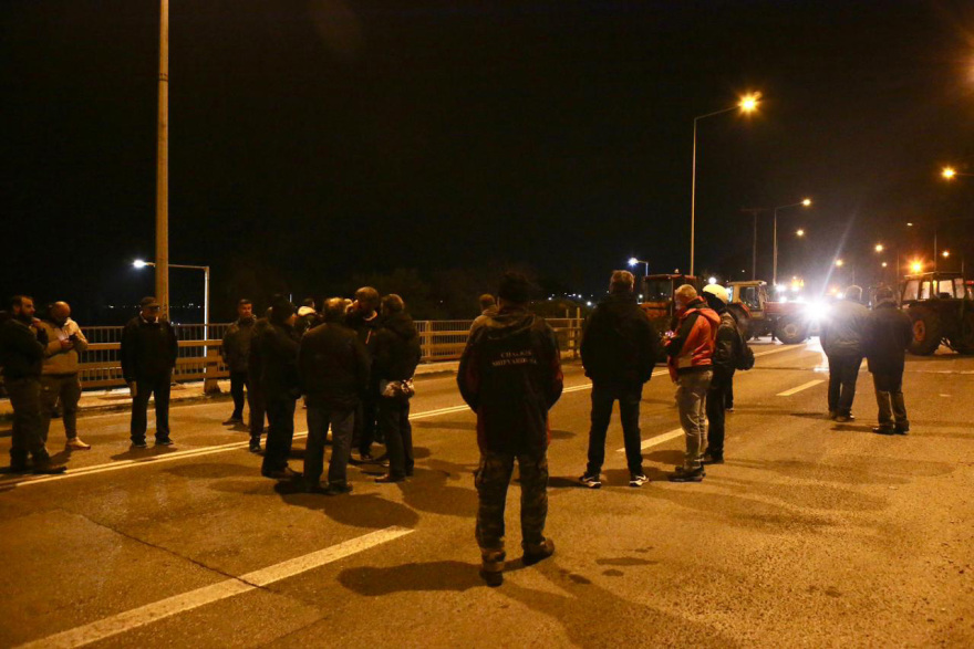 Οι αγρότες έκλεισαν την νέα γέφυρα της Χαλκίδας και παραδρόμους της ΠΑΘΕ, δείτε βίντεο