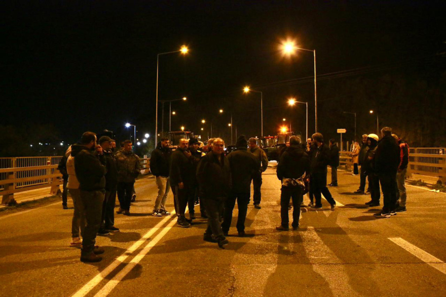 Οι αγρότες έκλεισαν την νέα γέφυρα της Χαλκίδας και παραδρόμους της ΠΑΘΕ, δείτε βίντεο