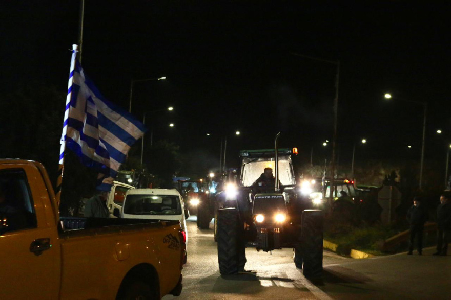 Οι αγρότες έκλεισαν την νέα γέφυρα της Χαλκίδας και παραδρόμους της ΠΑΘΕ, δείτε βίντεο