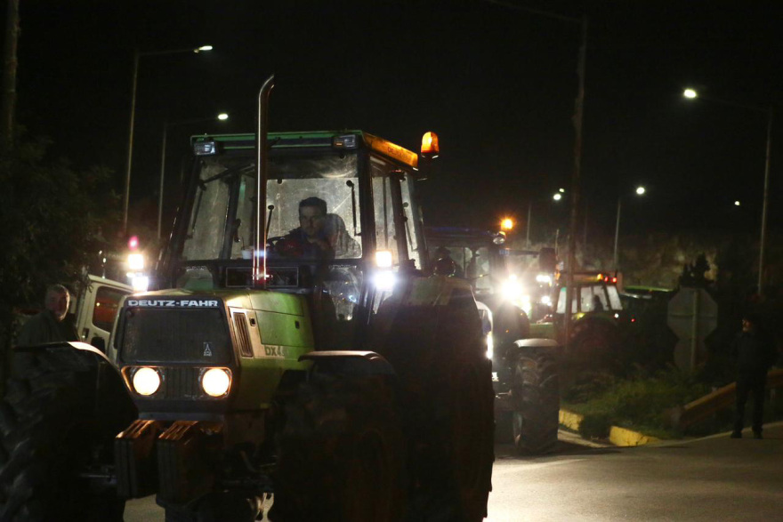 Οι αγρότες έκλεισαν την νέα γέφυρα της Χαλκίδας και παραδρόμους της ΠΑΘΕ, δείτε βίντεο