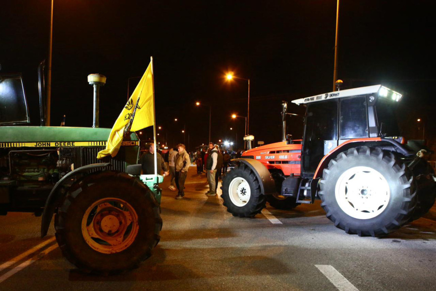 Οι αγρότες έκλεισαν την νέα γέφυρα της Χαλκίδας και παραδρόμους της ΠΑΘΕ, δείτε βίντεο