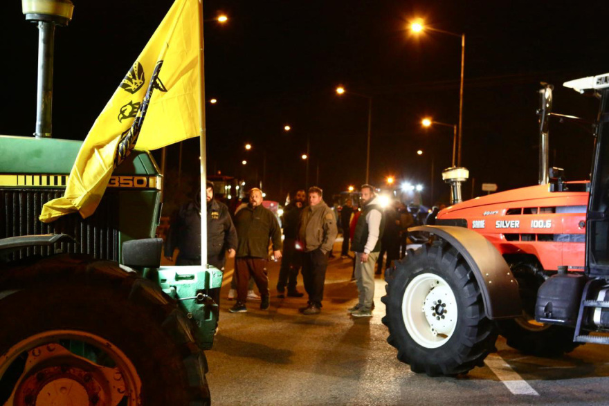 Οι αγρότες έκλεισαν την νέα γέφυρα της Χαλκίδας και παραδρόμους της ΠΑΘΕ, δείτε βίντεο