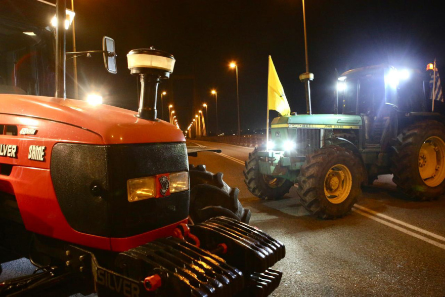 Οι αγρότες έκλεισαν την νέα γέφυρα της Χαλκίδας και παραδρόμους της ΠΑΘΕ, δείτε βίντεο