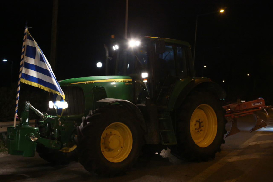 Οι αγρότες έκλεισαν την νέα γέφυρα της Χαλκίδας και παραδρόμους της ΠΑΘΕ, δείτε βίντεο