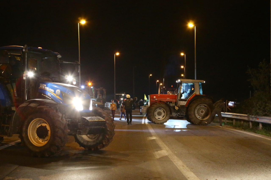 Οι αγρότες έκλεισαν την νέα γέφυρα της Χαλκίδας και παραδρόμους της ΠΑΘΕ, δείτε βίντεο