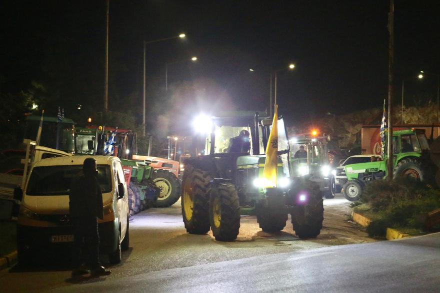 Οι αγρότες έκλεισαν την νέα γέφυρα της Χαλκίδας και παραδρόμους της ΠΑΘΕ, δείτε βίντεο