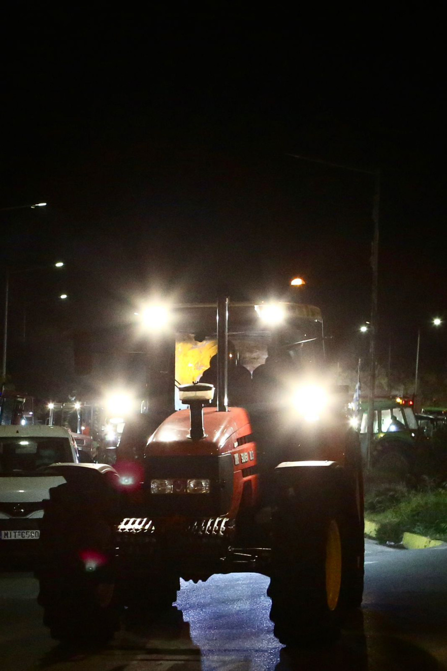 Οι αγρότες έκλεισαν την νέα γέφυρα της Χαλκίδας και παραδρόμους της ΠΑΘΕ, δείτε βίντεο