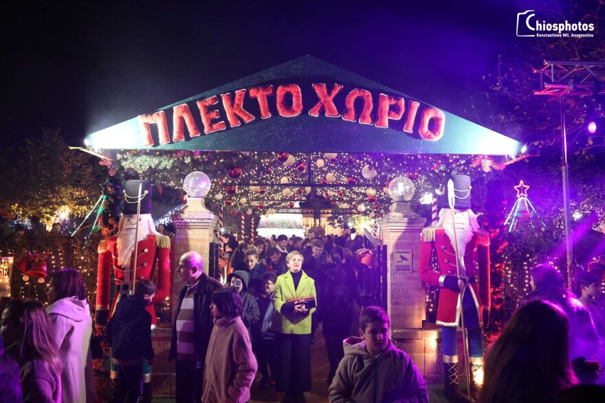 Το πλεκτό χριστουγεννιάτικο χωριό της Ελλάδας όπου όλα είναι κεντητά