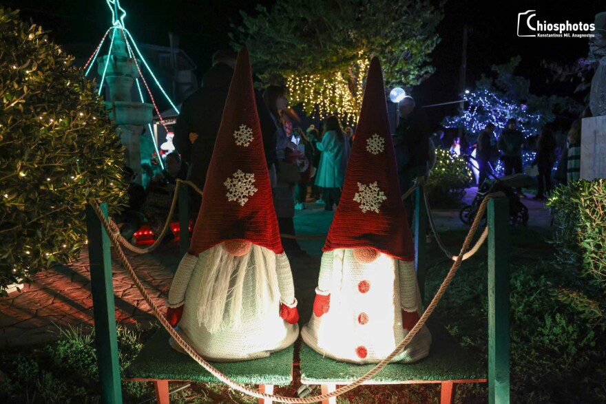 Το πλεκτό χριστουγεννιάτικο χωριό της Ελλάδας όπου όλα είναι κεντητά