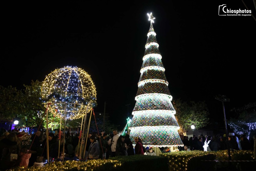 Το πλεκτό χριστουγεννιάτικο χωριό της Ελλάδας όπου όλα είναι κεντητά