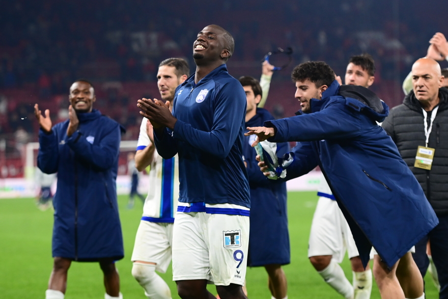 Το last dance του Τεττέη με την φανέλα της Κηφισιάς στο Καραϊσκάκη - Η αγκαλιά με τον Λέτο, το κλάμα και η αποθέωση, βίντεο και φωτογραφίες 