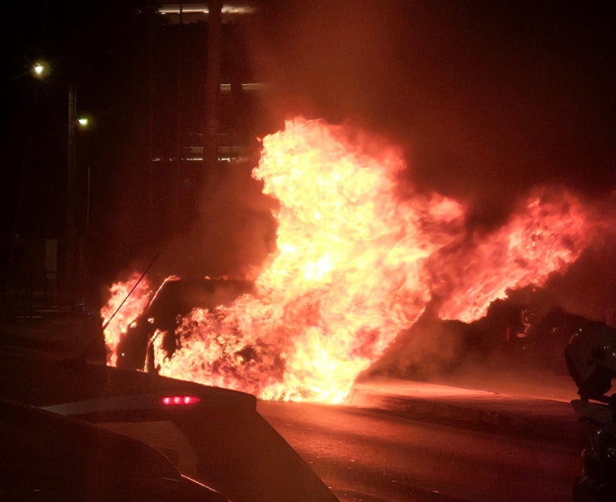 Φωτιά σε αυτοκίνητο στην Κηφισίας στο ύψος της Φιλοθέης, δείτε βίντεο