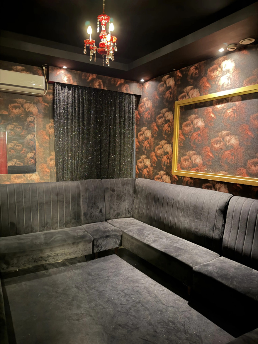 Καλλιθέα: Έλεγχοι σε καταστήματα «StripShow»: Πέντε συλλήψεις ατόμων που προήγαγαν στην πορνεία γυναίκες