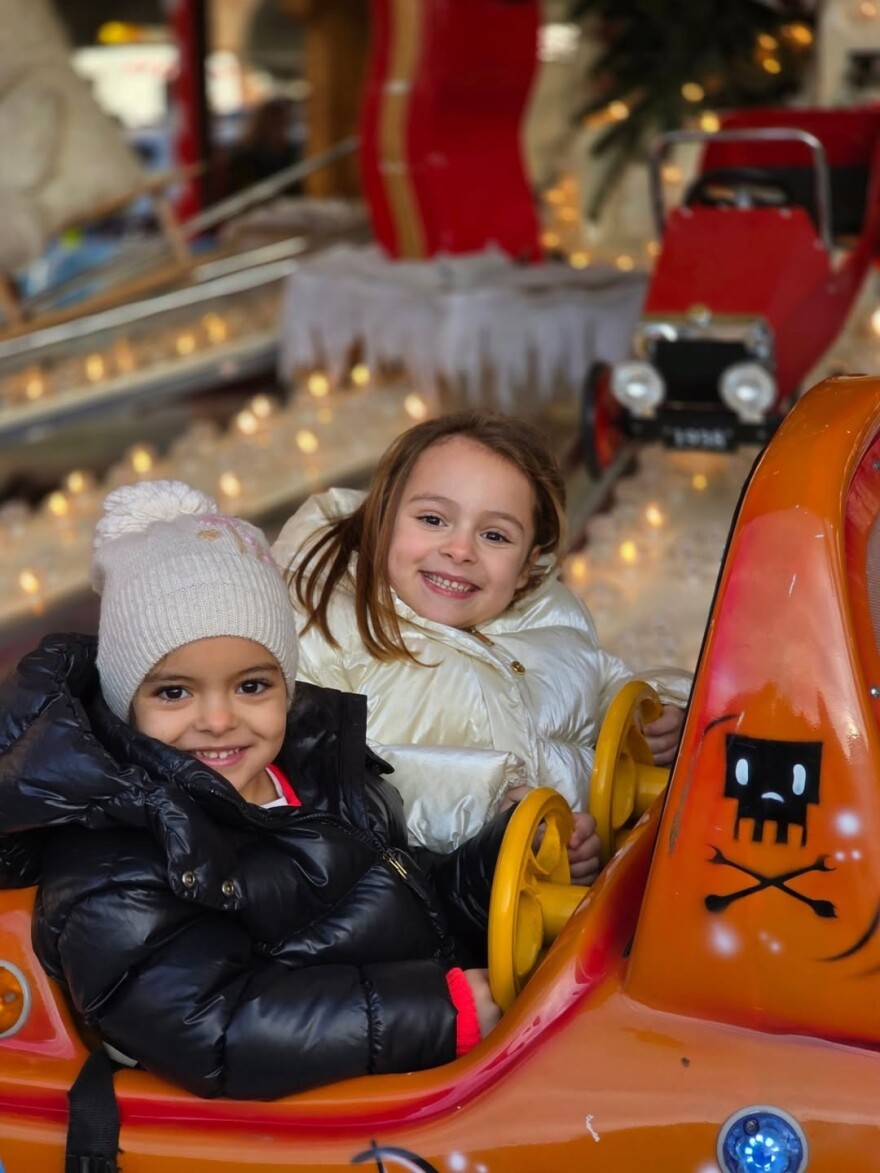 Η Βασιλική Μιλλούση δημοσίευσε φωτογραφίες από το ταξίδι της με τον Λευτέρη Πετρούνια και τις κόρες τους στο Στρασβούργο