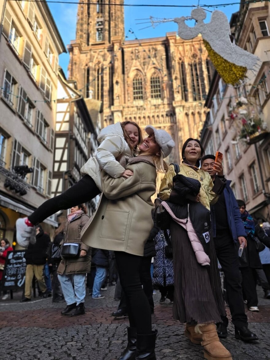 Η Βασιλική Μιλλούση δημοσίευσε φωτογραφίες από το ταξίδι της με τον Λευτέρη Πετρούνια και τις κόρες τους στο Στρασβούργο