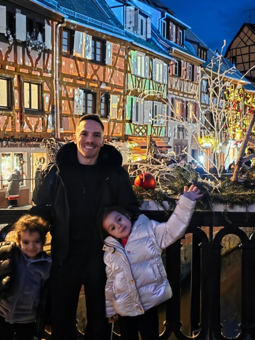 Η Βασιλική Μιλλούση δημοσίευσε φωτογραφίες από το ταξίδι της με τον Λευτέρη Πετρούνια και τις κόρες τους στο Στρασβούργο