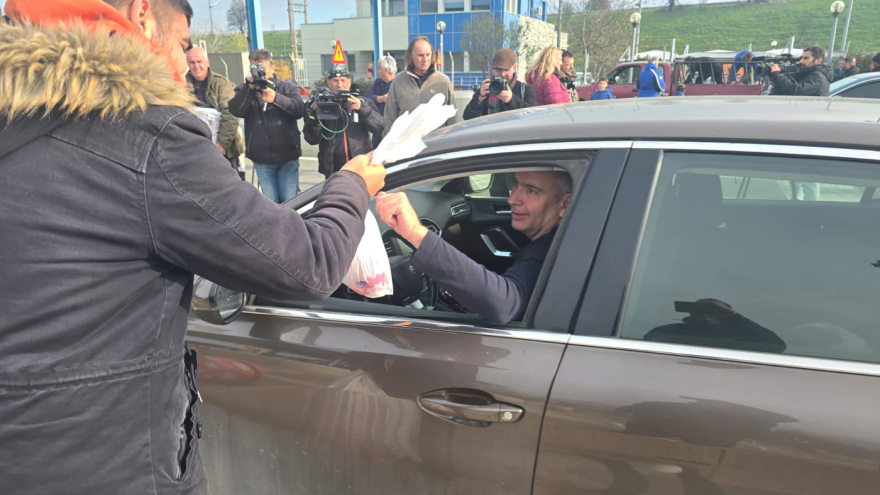 Οι αγρότες σήκωσαν τις μπάρες σε διόδια, μέχρι πότε και σε ποια σημεία θα είναι ανοικτές - Δείτε βίντεο από Σοφάδες, Ωραιόκαστρο και Νίκαια
