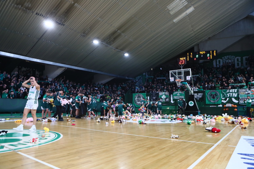 &Sigma;&pi;&omicron;&upsilon;&delta;&alpha;ί&alpha; &kappa;ί&nu;&eta;&sigma;&eta; &alpha;&pi;ό &tau;&omicron;&upsilon;&sigmaf; &phi;&iota;&lambda;ά&theta;&lambda;&omicron;&upsilon;&sigmaf; &tau;&omicron;&upsilon; &Pi;&alpha;&nu;&alpha;&theta;&eta;&nu;&alpha;ϊ&kappa;&omicron;ύ: &Pi;έ&tau;&alpha;&xi;&alpha;&nu; &lambda;&omicron;ύ&tau;&rho;&iota;&nu;&alpha; &kappa;&omicron;&upsilon;&kappa;&lambda;ά&kappa;&iota;&alpha; &gamma;&iota;&alpha; &tau;&omicron; &laquo;&Chi;&alpha;&mu;ό&gamma;&epsilon;&lambda;&omicron; &tau;&omicron;&upsilon; &Pi;&alpha;&iota;&delta;&iota;&omicron;ύ&raquo; &sigma;&tau;&omicron; &pi;&alpha;&rho;&kappa;έ, &beta;ί&nu;&tau;&epsilon;&omicron; &kappa;&alpha;&iota; &phi;&omega;&tau;&omicron;&gamma;&rho;&alpha;&phi;ί&epsilon;&sigmaf;