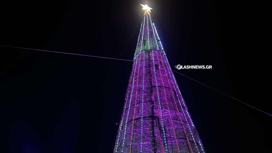 Φωταγωγήθηκε ένα από τα ψηλότερα χριστουγεννιάτικα δέντρα στα Χανιά, το ύψος του ξεπερνά 40 μέτρα