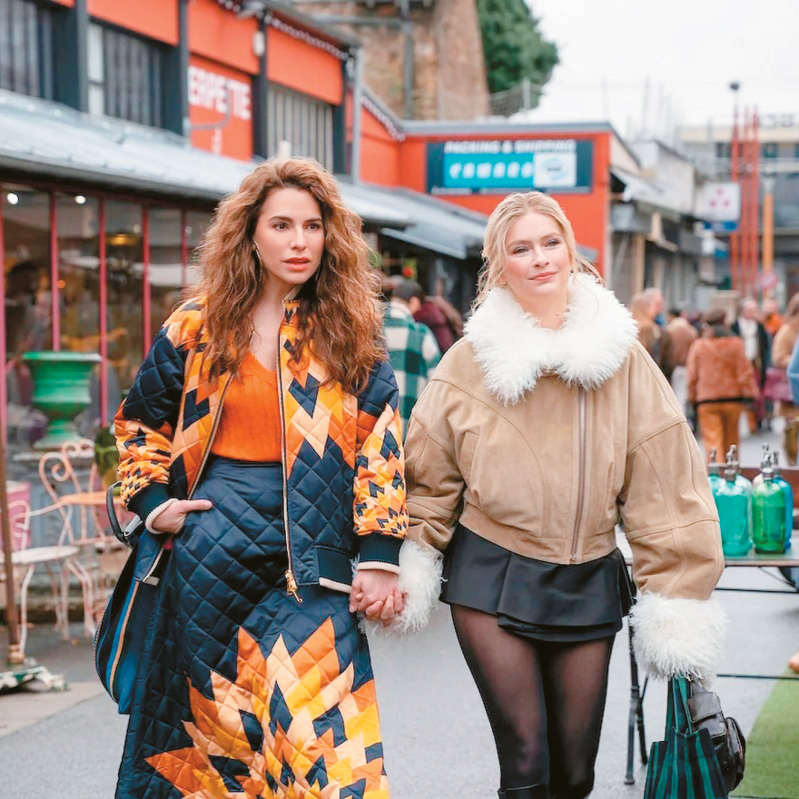 Ο 5ος κύκλος του «Emily in Paris» είναι γεμάτος Ελλάδα: Οι Έλληνες συμπρωταγωνιστές, ο Βασίλης Ζούλιας, τα γυρίσματα σε Σαντορίνη και Πετράλωνα
