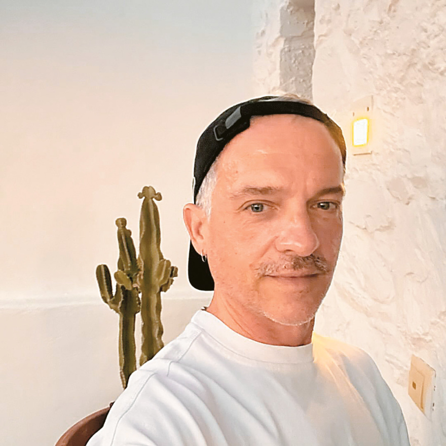 Ο 5ος κύκλος του «Emily in Paris» είναι γεμάτος Ελλάδα: Οι Έλληνες συμπρωταγωνιστές, ο Βασίλης Ζούλιας, τα γυρίσματα σε Σαντορίνη και Πετράλωνα
