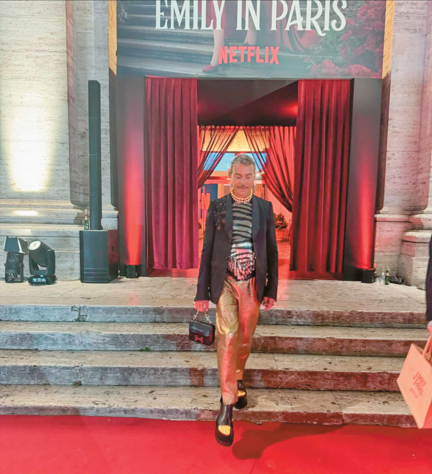 Ο 5ος κύκλος του «Emily in Paris» είναι γεμάτος Ελλάδα: Οι Έλληνες συμπρωταγωνιστές, ο Βασίλης Ζούλιας, τα γυρίσματα σε Σαντορίνη και Πετράλωνα
