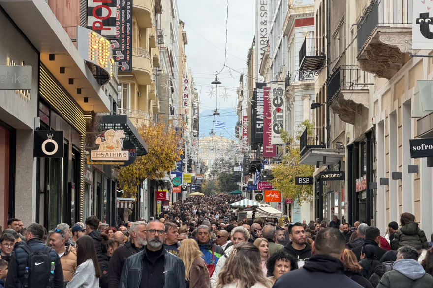 Κυριακή με ανοιχτά μαγαζιά: Κοσμοπλημμύρα σε εμπορικά κέντρα και πολυκαταστήματα για τα δώρα των εορτών
