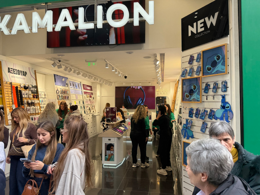 Κυριακή με ανοιχτά μαγαζιά: Κοσμοπλημμύρα σε εμπορικά κέντρα και πολυκαταστήματα για τα δώρα των εορτών
