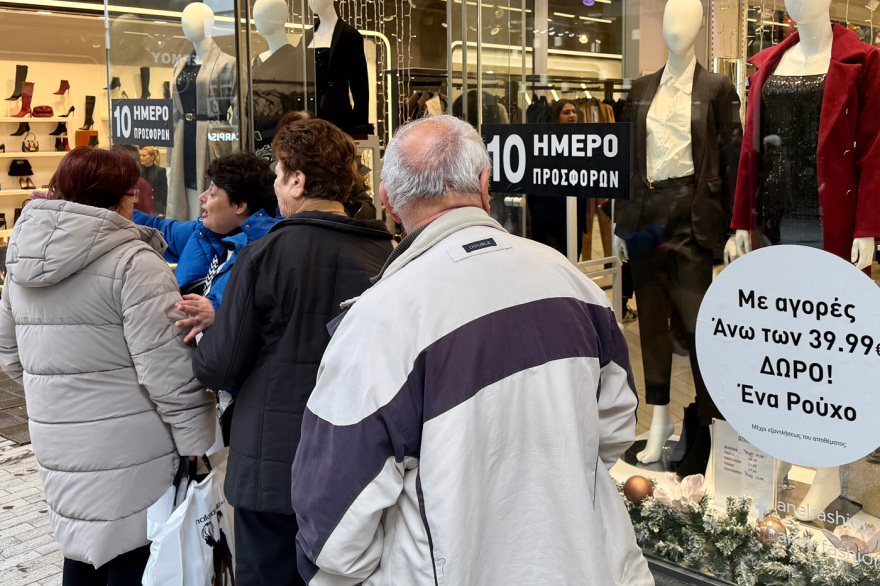 Κυριακή με ανοιχτά μαγαζιά: Κοσμοπλημμύρα σε εμπορικά κέντρα και πολυκαταστήματα για τα δώρα των εορτών
