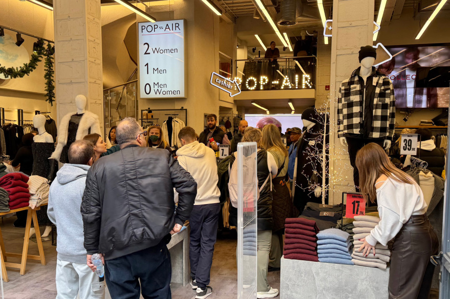 Κυριακή με ανοιχτά μαγαζιά: Κοσμοπλημμύρα σε εμπορικά κέντρα και πολυκαταστήματα για τα δώρα των εορτών
