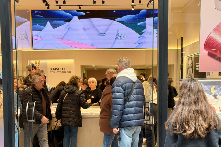 Κυριακή με ανοιχτά μαγαζιά: Κοσμοπλημμύρα σε εμπορικά κέντρα και πολυκαταστήματα για τα δώρα των εορτών
